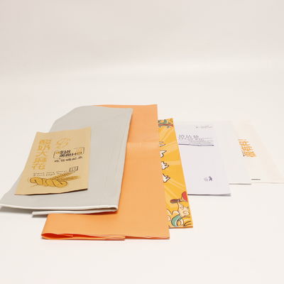 Serviços de papel quadrado para festas.